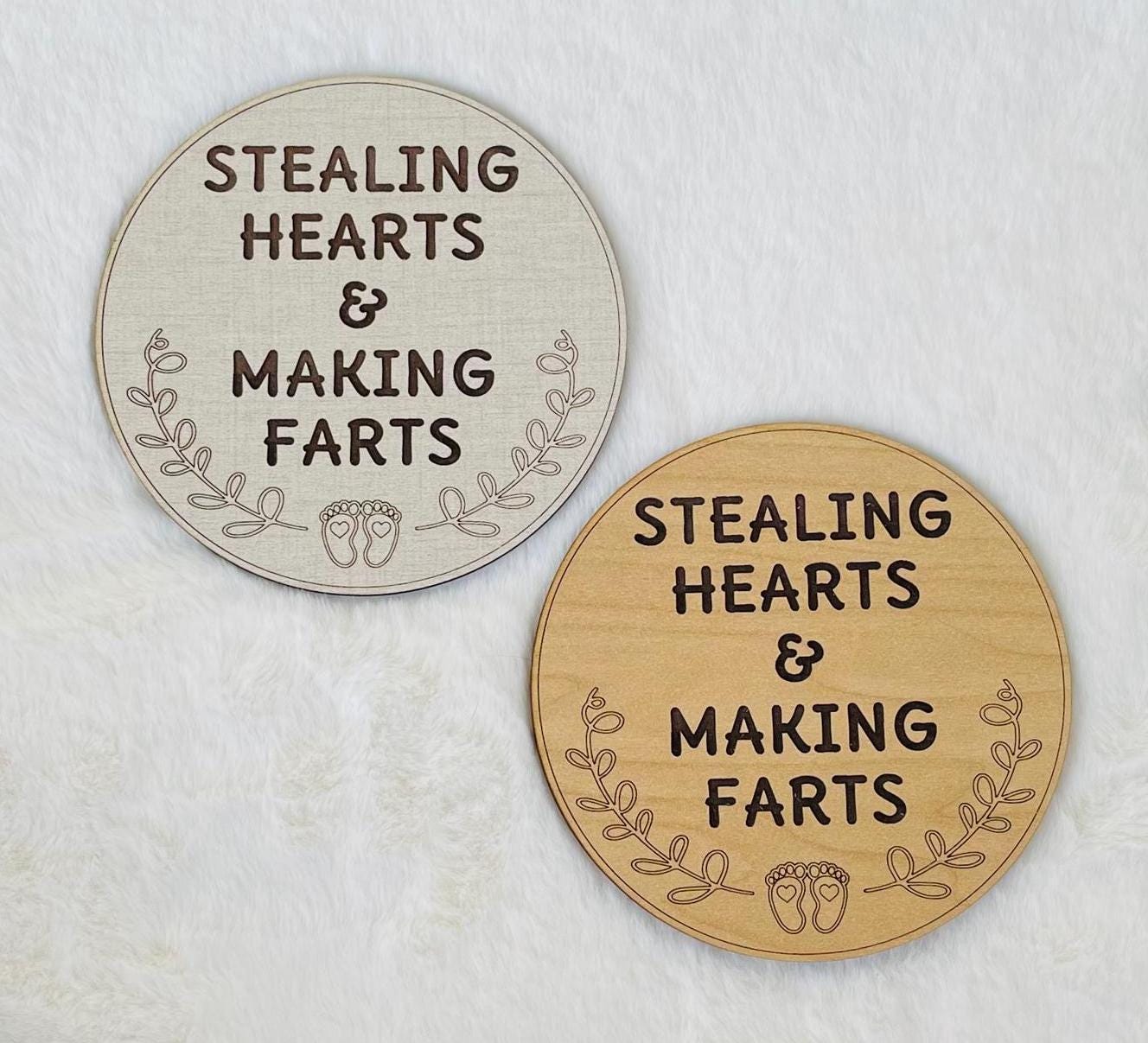 New Baby Photo Prop Sign Stealing Hearts Making Farts Nursery Hospital Funny Newborn Photography Round Engraved Humorous Shower Gift Memento