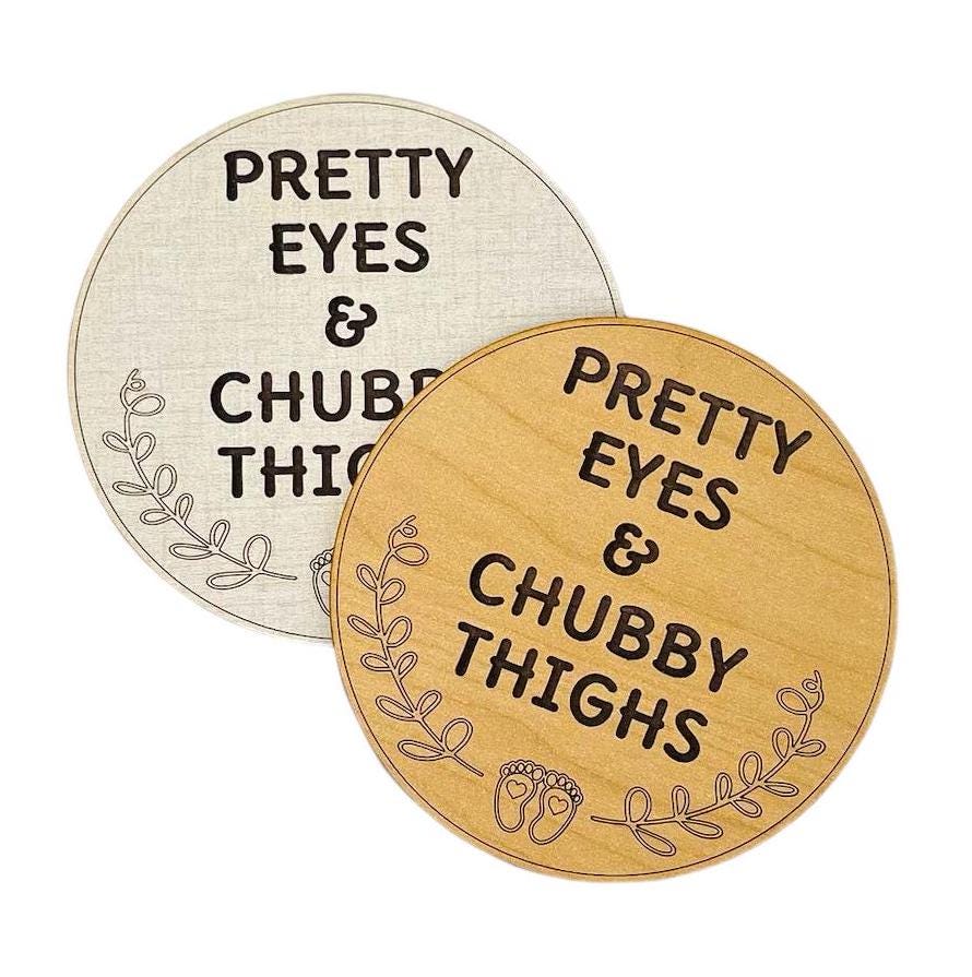 Cute New Baby Photo Prop Sign Pretty Eyes Chubby Thighs Nursery Hospital Humorous Prop Wooden Round Engraved Funny Keepsake Shower Gift