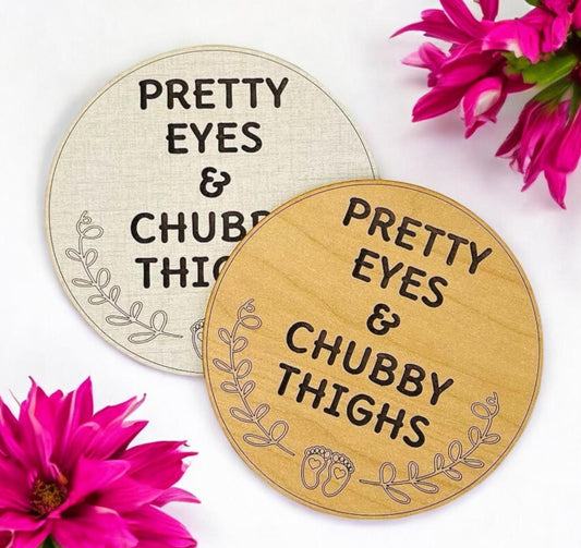 Cute New Baby Photo Prop Sign Pretty Eyes Chubby Thighs Nursery Hospital Humorous Prop Wooden Round Engraved Funny Keepsake Shower Gift