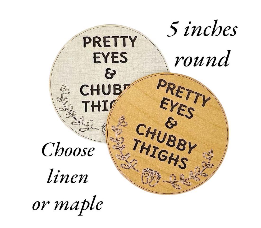 Cute New Baby Photo Prop Sign Pretty Eyes Chubby Thighs Nursery Hospital Humorous Prop Wooden Round Engraved Funny Keepsake Shower Gift