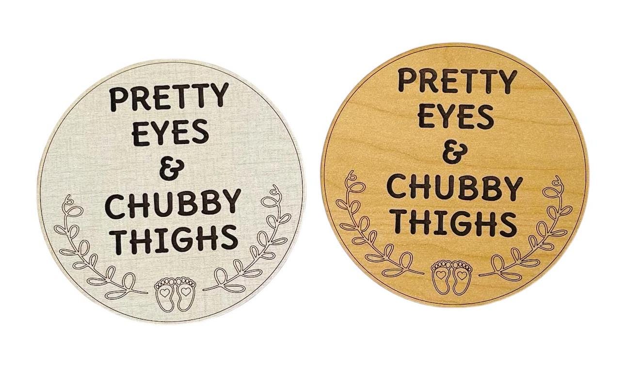 Cute New Baby Photo Prop Sign Pretty Eyes Chubby Thighs Nursery Hospital Humorous Prop Wooden Round Engraved Funny Keepsake Shower Gift