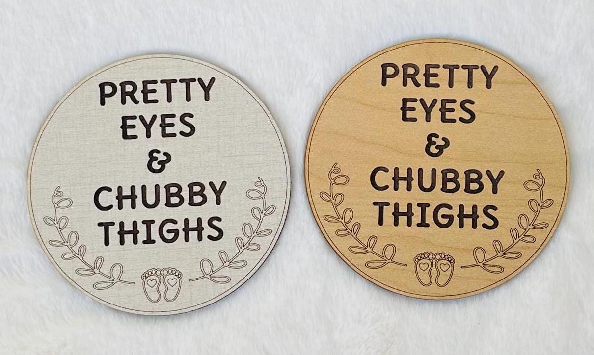 Cute New Baby Photo Prop Sign Pretty Eyes Chubby Thighs Nursery Hospital Humorous Prop Wooden Round Engraved Funny Keepsake Shower Gift